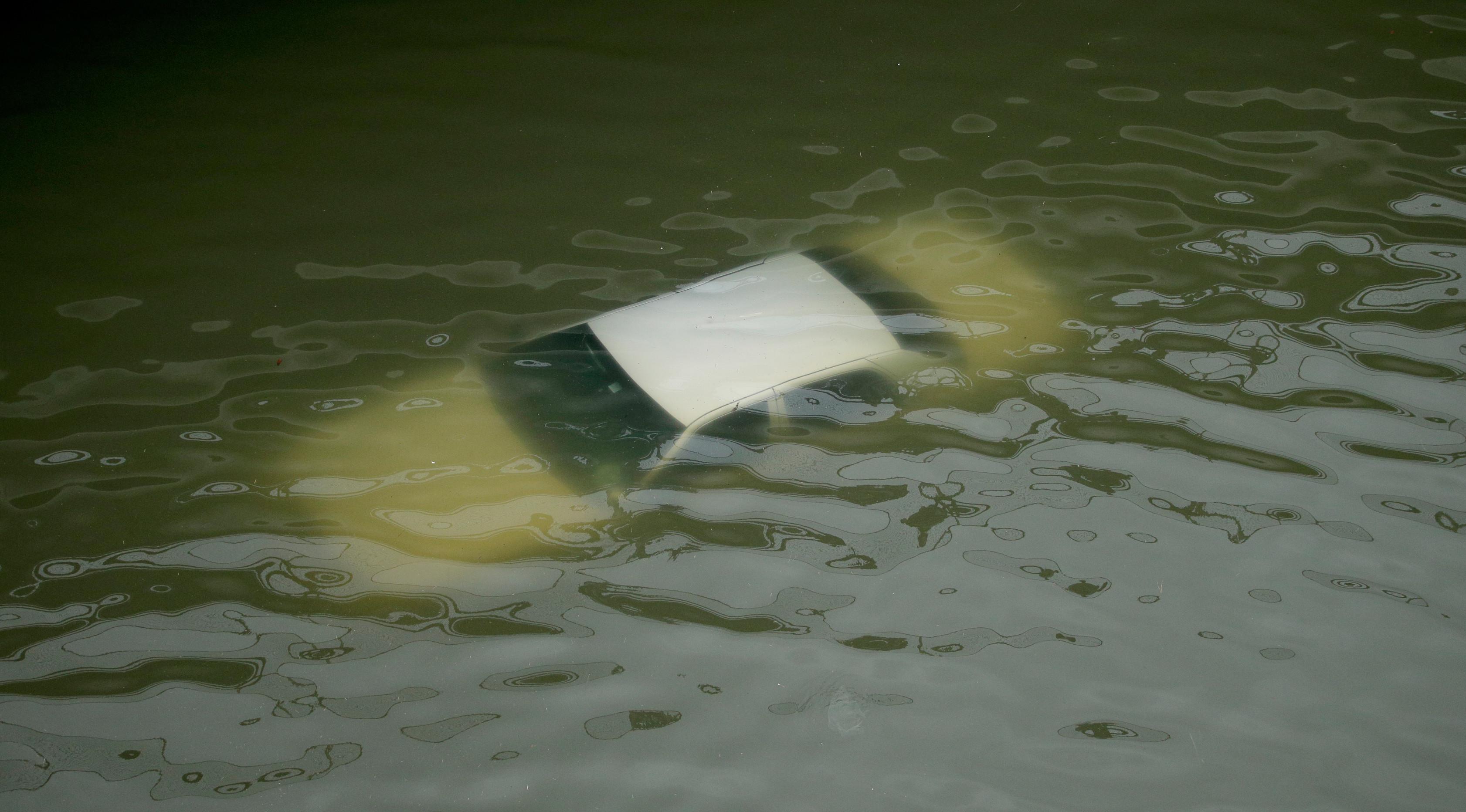 Sebuah mobil terendam banjir di jalan bebas hambatan setelah badai Harvey menerjang di dekat pusat kota Houston, Texas, Minggu (27/8). Badai Harvey ini tercatat sebagai badai paling kuat yang melanda AS dalam lebih dari sepuluh tahun. (AP/Charlie Riedel)