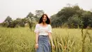 Ketika pergi ke sawah, pemilik nama lengkap Gemma Galgani Cassandra Sheryl Lee ini nampak tampil santai. Ia pun hanya mengenakan atasan putih dan rok midi jeans. (Liputan6.com/IG/cassandralee)