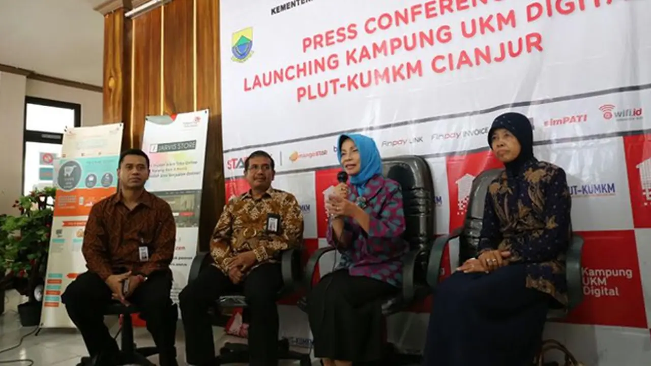 Suasana prosesi perilisan layanan Kampung UKM Digital PT Telkom, sekaligus sinergi dengan Pusat Layanan Usaha Terpadu (PLUT) dari Kementerian Koperasi Usaha Mikro Kecil Menengah (KUMKM) di Cianjur