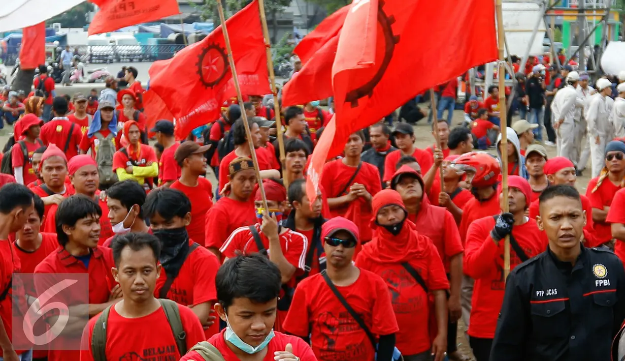 Ratusan buruh menggelar aksi demo di kawasan industri Pulogadung, Jakarta, Selasa (24/11/2015). Buruh menuntut dicabutnya Peraturan Pemerintah No 78 Tahun 2015 tentang Pengupahan. (Liputan6.com/Yoppy Renato)