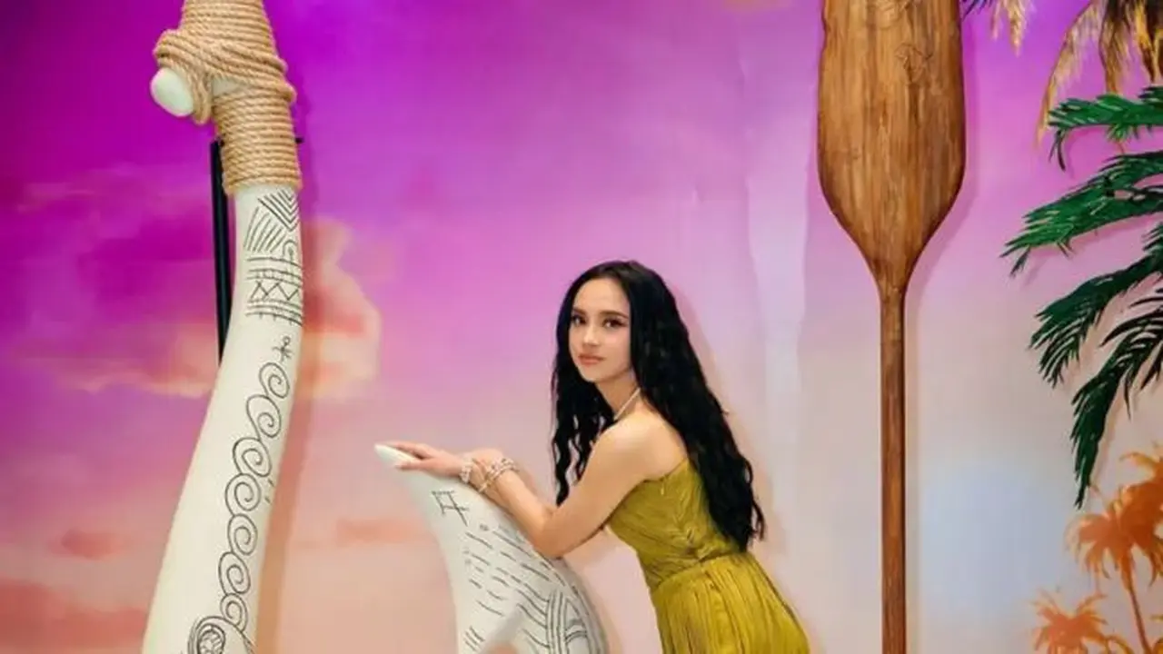 6 Potret Lyodra Ginting di Premiere Film Moana 2, Ditemani Randy Martin