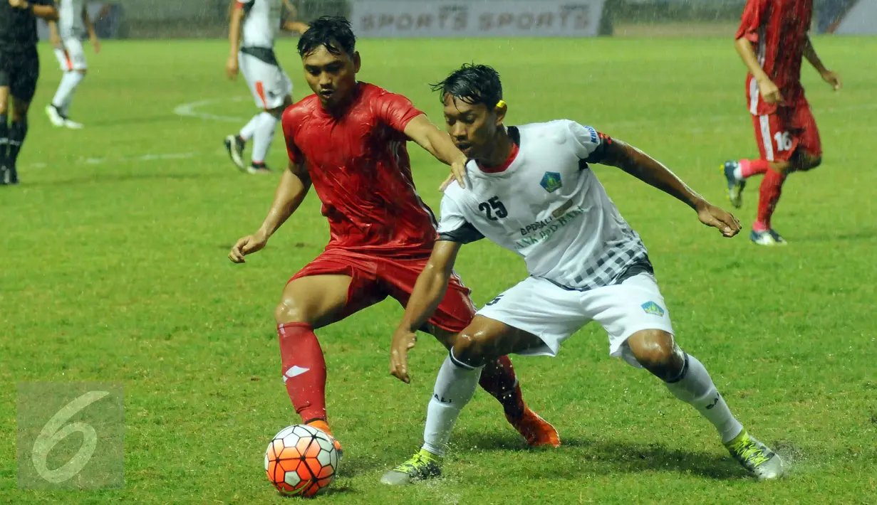 Pemain belakang Bali, I Wayan Agus Novic Saputra (kanan) berebut bola dengan pemain DKI Jakarta di laga penyisihan Grup A PON XIX di Stadion Pakansari, Bogor, Rabu (14/9/2016). DKI Jakarta dan Bali bermain imbang 1-1. (Liputan6.com/Helmi Fithriansyah)