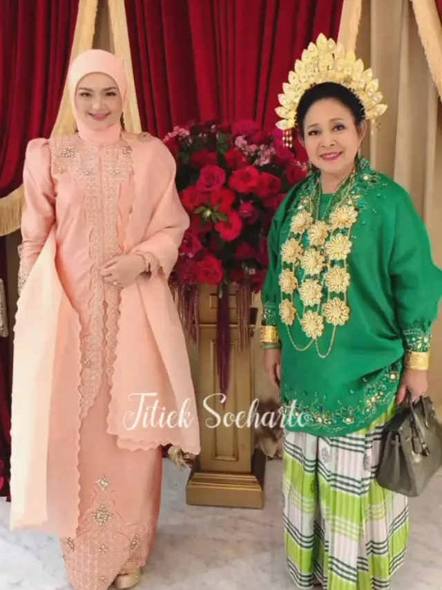 Gaya Titiek Soeharto Saat Hadir di Pernikahan Putri Kerajaan Pahang Malaysia. [@titieksoeharto]