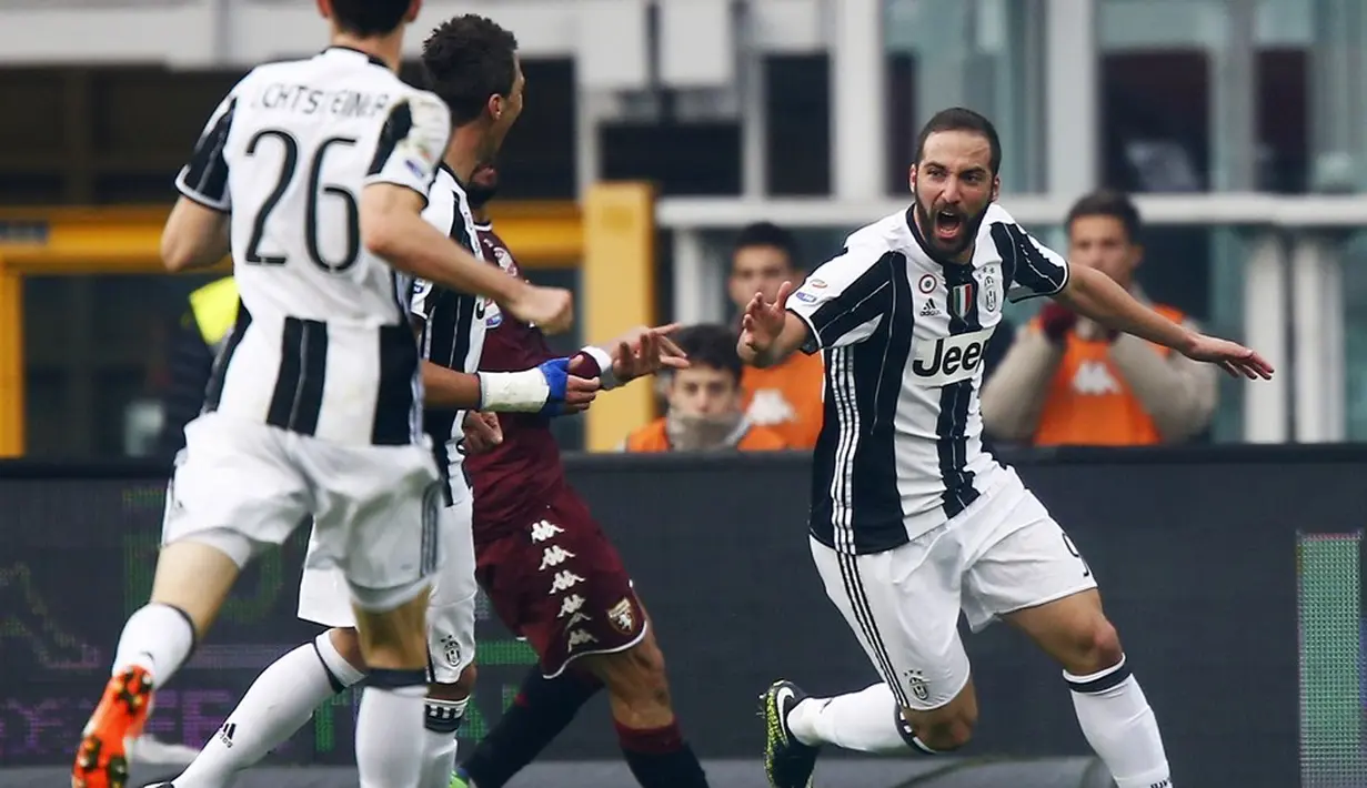 Juventus meraih kemenangan 3-1 atas Torino dalam laga pekan ke-16 Serie A 2016-2017 di Stadion Olimpico Grande Torino, Minggu (11/12/2016). (AFP/Marco Bertorello)