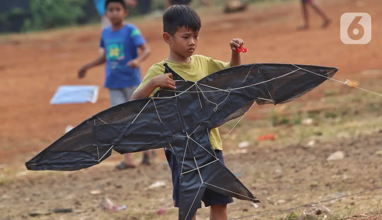 Sejumlah anak anak bermain layangan koang di kawasan Ciledug, Kota Tangerang, Sabtu (9/8/2023). (Liputan6.com/Angga Yuniar)