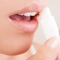 Ilustrasi merawat bibir. (via: urdumania.net)