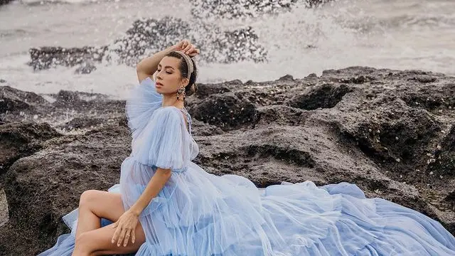 6 Potret Terbaru Maternity Shoot Jennifer Bachdim di Pinggir Pantai