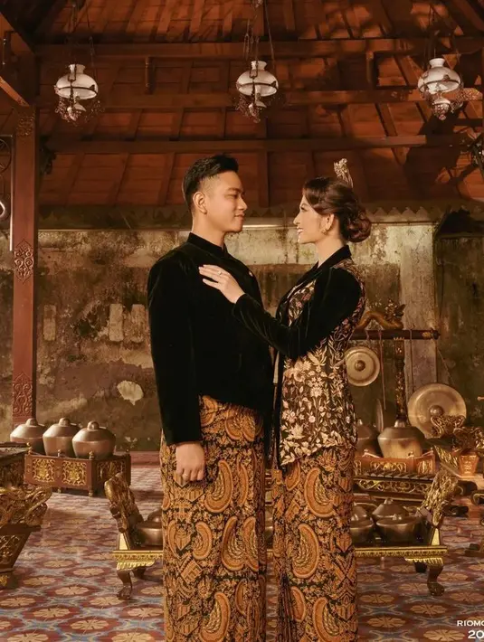 Belum lama ini, keluarga Gibran Rakabuming Raka dan Selvi Ananda menjalani pemotretan bersama fotografer ternama, Rio Motret di Rumah Dinas Wali Kota Solo. (Instagram/riomotret).