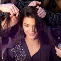 Model Kendall Jenner saat dirapihkan rambutnya di belakang panggung Victoria's Secret Fashion Show 2018 di Pier 94 di New York, AS (8/11).  (AFP Photo/Getty Images/Dia Dipasupil)