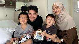 Tak hanya Alvin Faiz yang kerap menujukkan kedekatannya di media sosial bareng Zayn, Henny Rahman pun beberapa kali bagikan potret kebersamaannya bareng Yusuf yang kini statusnya merupakan anak sambungnya. Penuh kehangataan, ini adalah potret Alvin Faiz dan Henny Rahman saat menjenguk Yusuf bareng Zayn belum lama ini yang banjir pujian dari warganet. (Liputan6.com/IG/@alvin_411)