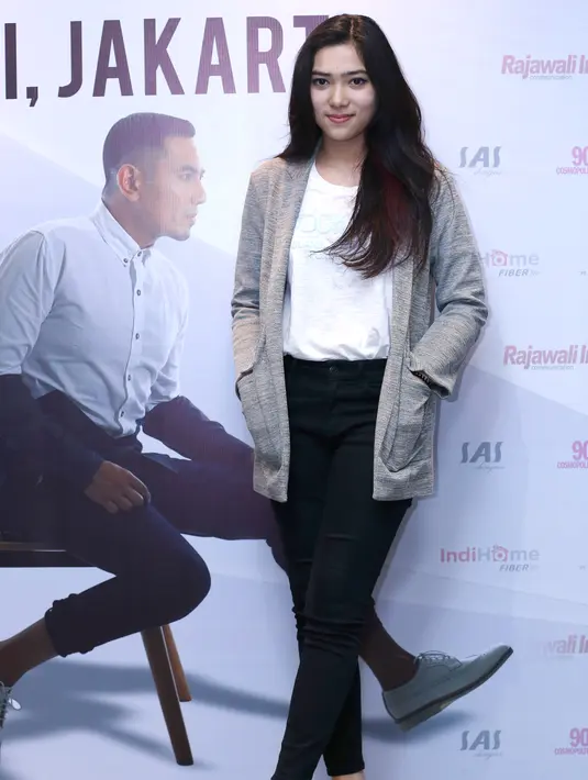 Isyana tampil ‘simple’ dan nyaman dengan warna kontras kaos putih dan celana hitam yang cukup didukung oleh sentuhan 'outer' abu-abu. (Galih W. Satria/Bintang.com)