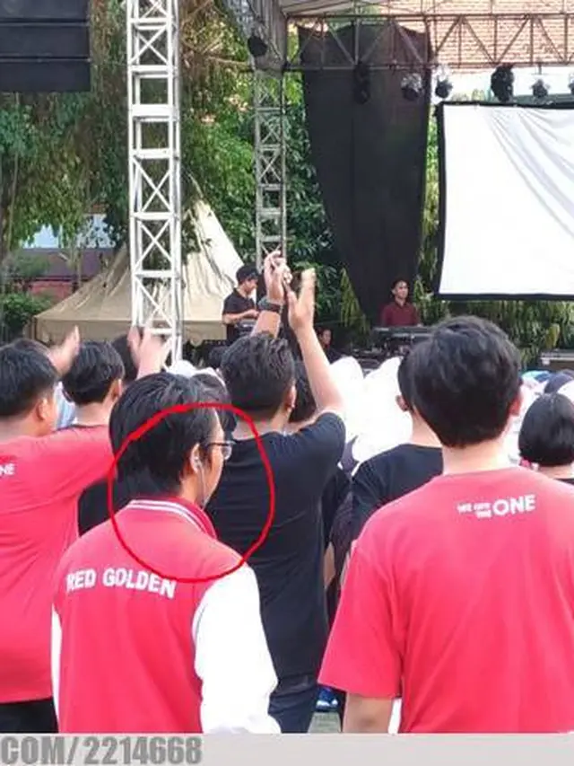 Kelakuan Nyeleneh Saat Nonton Konser ini Bikin Tepuk Jidat
