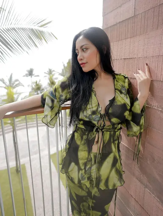 Set yang dikenakan Rachel Vennya ini terdiri dari rok panjang dan outer menerawang [@rachelvennya]