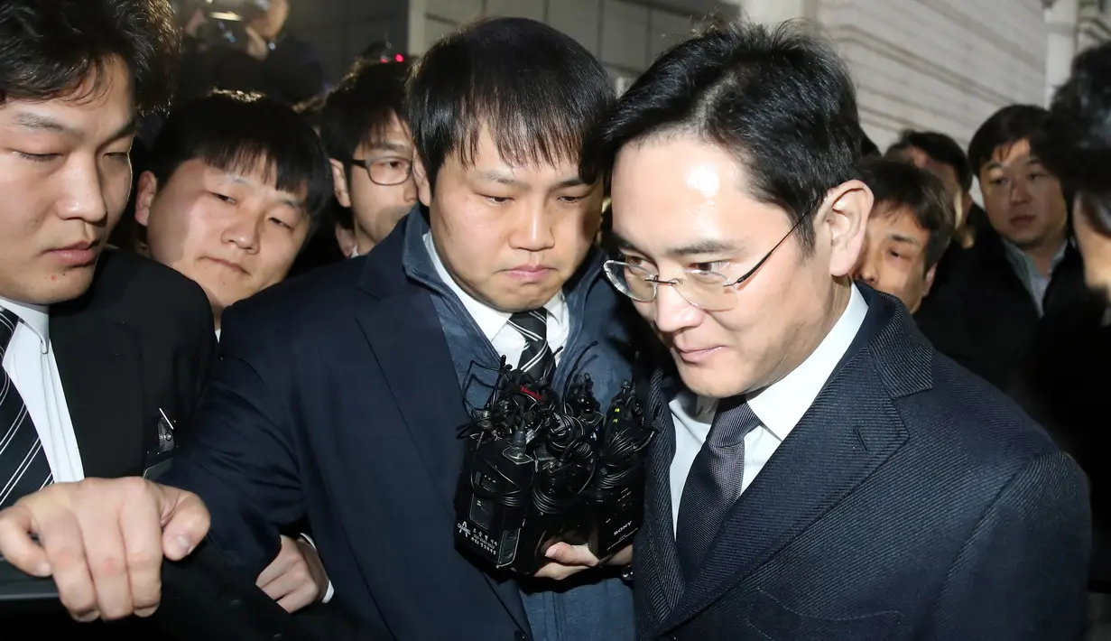 Petinggi Samsung, Lee Jae-yong saat tiba di pengadilan terkait surat perintah penangkapannya di Pengadilan Distrik Pusat Seoul di Seoul, Kamis (16/2). (AFP PHOTO / Yonhap)