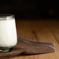 Kandungan air kelapa muda juga memberikan cita rasa yang menyegarkan dan nyaman dinikmati sebagai hidangan berbuka. (Foto/dok: Freepik/jcomp)