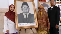 Keluarga KH Abdul Kahar Mudzakkir menerima penghargaan sebagai pahlawan nasional dari Presiden Jokowi. (Setpres/Biro Pers)