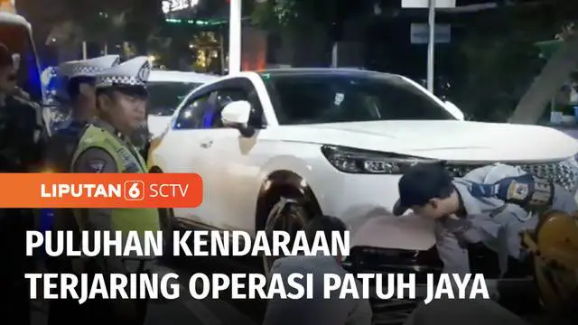 Puluhan kendaraan terjaring Operasi Patuh Jaya karena parkir sembarangan di kawasan Senopati, Kebayoran Baru, Jakarta Selatan, Sabtu (15/07) malam. Selain diberi sanksi tilang, empat kendaraan roda empat diderek petugas.