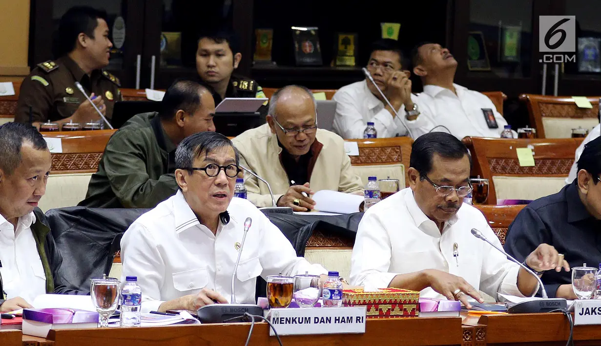 Menteri Hukum dan HAM Yasonna Laoly (kiri) bersama Jaksa Agung HM Prasetyo (kanan) mengikuti rapat kerja dengan Komisi III DPR di Kompleks Parlemen, Senayan, Jakarta, Kamis (13/9).(Liputan6.com/JohanTallo)