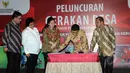 Menteri Dalam Negeri Tjahjo Kumolo (kedua kanan) menandatangani Gerakan Desa di Jakarta, Selasa (7/4/2015). Para menteri tersebut melakukan sinkronisasi pembangunan desa. (Liputan6.com/Helmi Afandi)