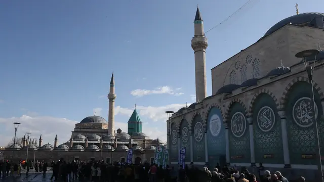 Masyarakat mengunjungi Museum Mevlana (kiri) dan Masjid Selimiye (kanan) di Konya, Turki tengah pada 19 Desember 2017. ADEM ALTAN/AFP
