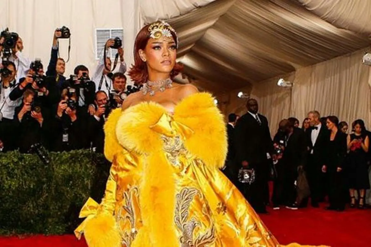 Cantiknya Rihanna di Met Gala 2015 dalam Balutan Gaun Telor Dadar