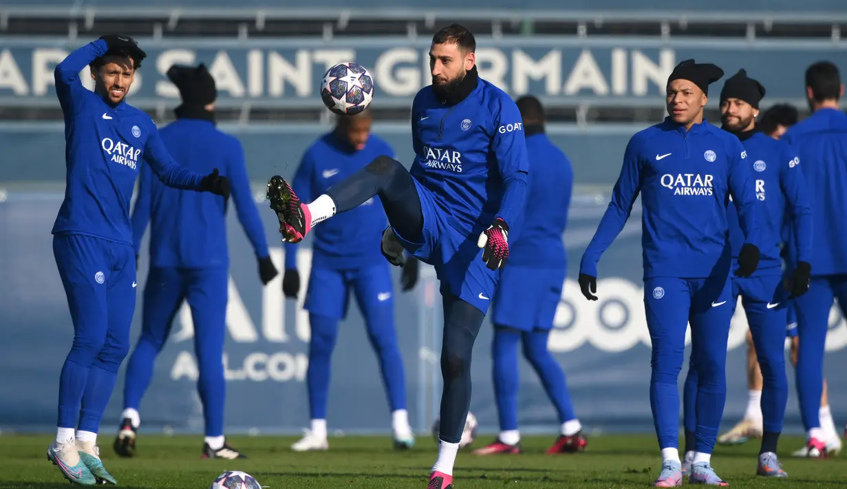Kiper PSG, Gianluigi Donnarumma (tengah) bersama rekan-rekannya bagian dalam sesi latihan di Saint-Germain-en-Laye, sebelah barat Paris pada 13 Februari 2023. PSG akan bertanding melawan wakil Jerman Bayern Muenchen pada pertandingan babak 16 besar Liga Champions. (AFP/Franck Fife)