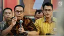 Ketua DPD Partai Hanura Sumatera Barat Marlis (kiri) menyampaikan pernyataan sikap mosi tidak percaya kepada Oesman Sapta Odang selaku Ketum Partai Hanura di kantor DPP Partai Hanura, Cipayung, Jakarta Timur, Selasa (16/1). (Liputan6.com/Johan Tallo)