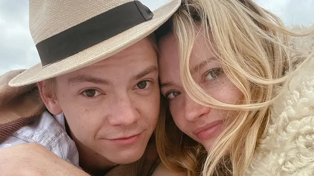 Thomas Brodie-Sangster menikahi Talulah Riley. (Twitter/ TalulahRiley)