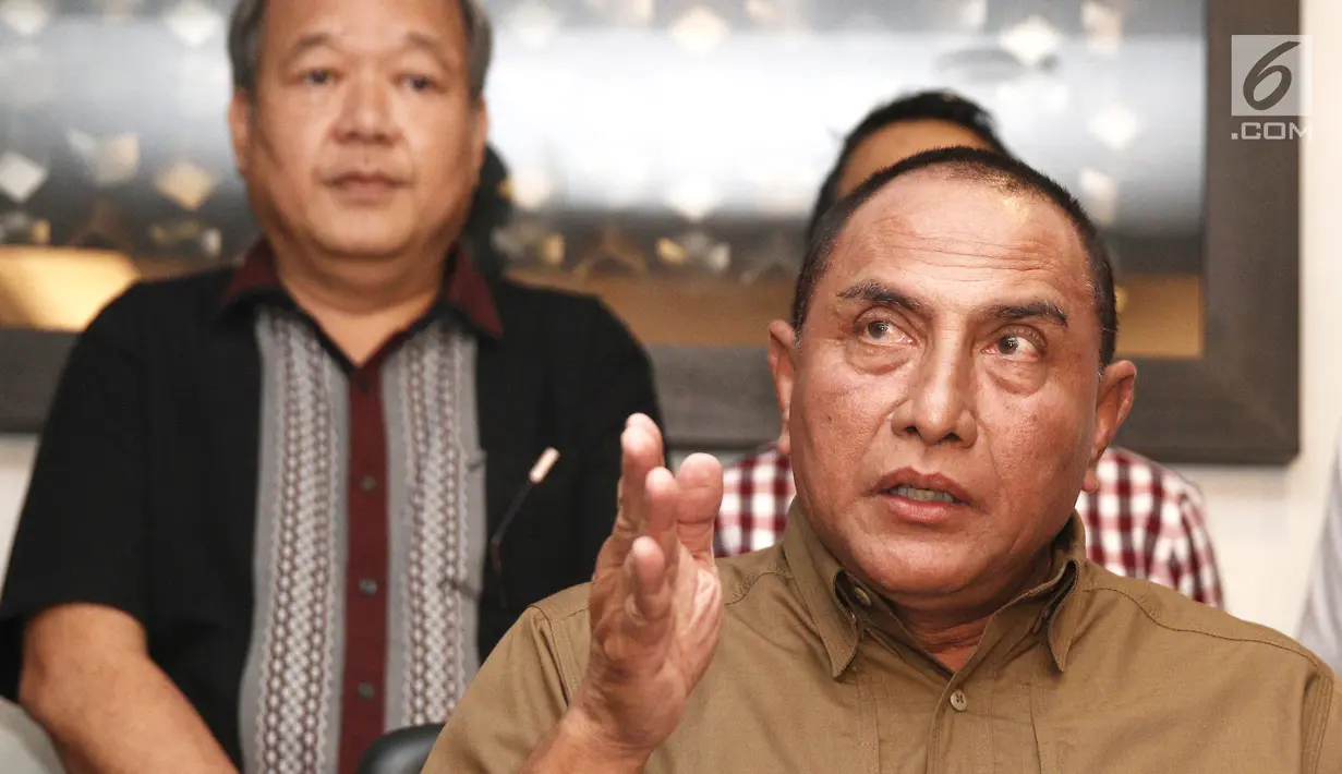 Ketua Umum PSSI Edy Rahmayadi saat jumpa pers terkait meninggalnya suporter Persija, Haringga Sirila, di Jakarta, Selasa (25/9). PSSI menghentikan sementara waktu Liga 1 2018 dalam pertandingan putaran ke dalam 18 klub. (Liputan6.com/Herman Zakharia)