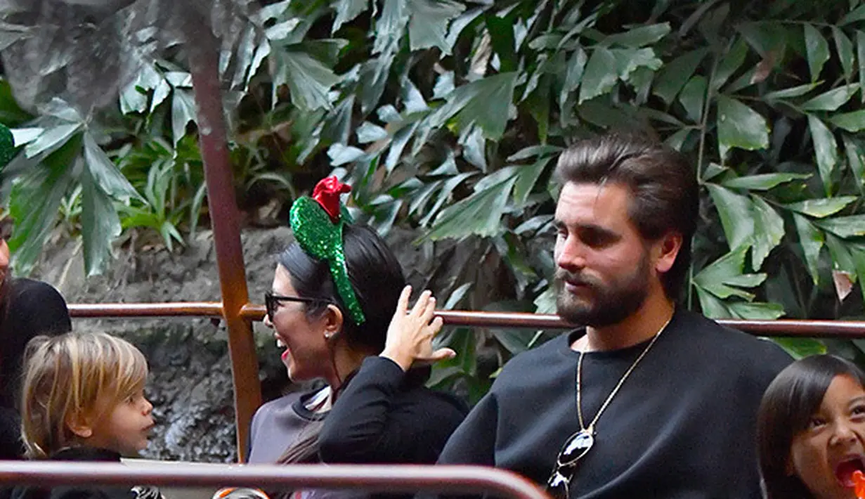 Dilansir dari HollywoodLife, Kourtney dan Scott akhirnya bersatu lagi di ulang tahun Kylie Jenner ke-21. (Splash News/HollywoodLife)