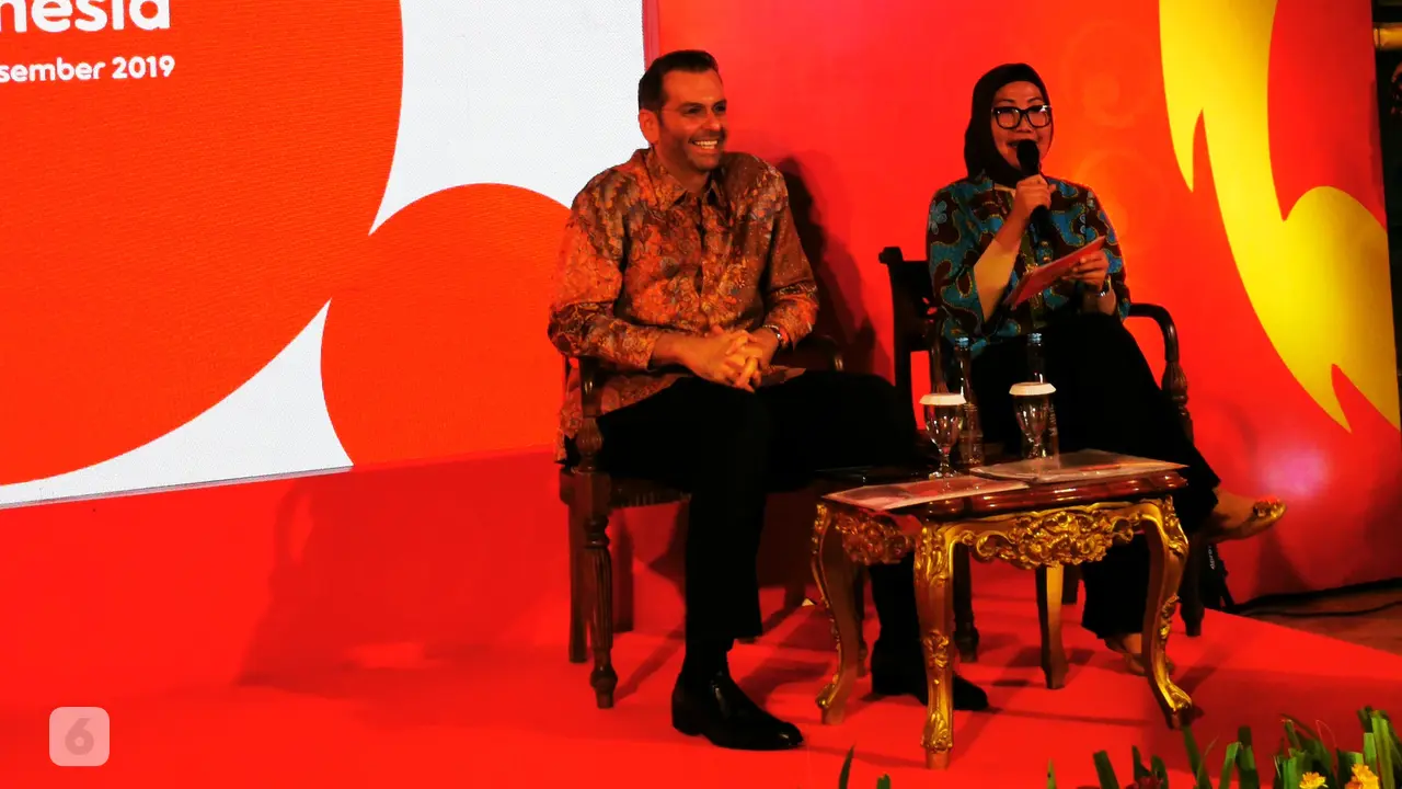 Ahmad Abdulaziz A A Al-Neama, President Director & CEO Indosat Ooredoo dan Turina Farouk SVP-Head of Corporate Communicaton Indosat Ooredoo