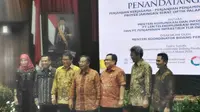 Menteri Komunikasi dan Informatika, Rudiantara (kiri tengah), Menteri Koordinator Perekonomian Darmin Nasution (tengah), dan Menteri Keuangan, Bambang Brodjonegoro saat penandatanganan kerja sama. (Liputan6.com/Agustinus M Damar)
