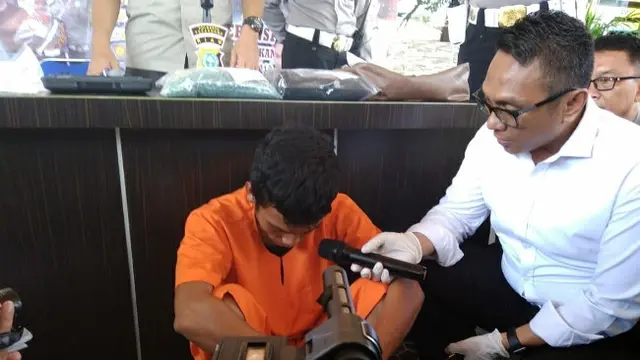 Pencuri pistol polisi (baju orange) dengan modus pecah kaca mobil di Polresta Pekanbaru.