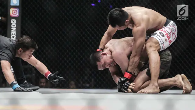 FOTO: Duel Sengit Petarung Indonesia Victorio - Yohan di One Championship
