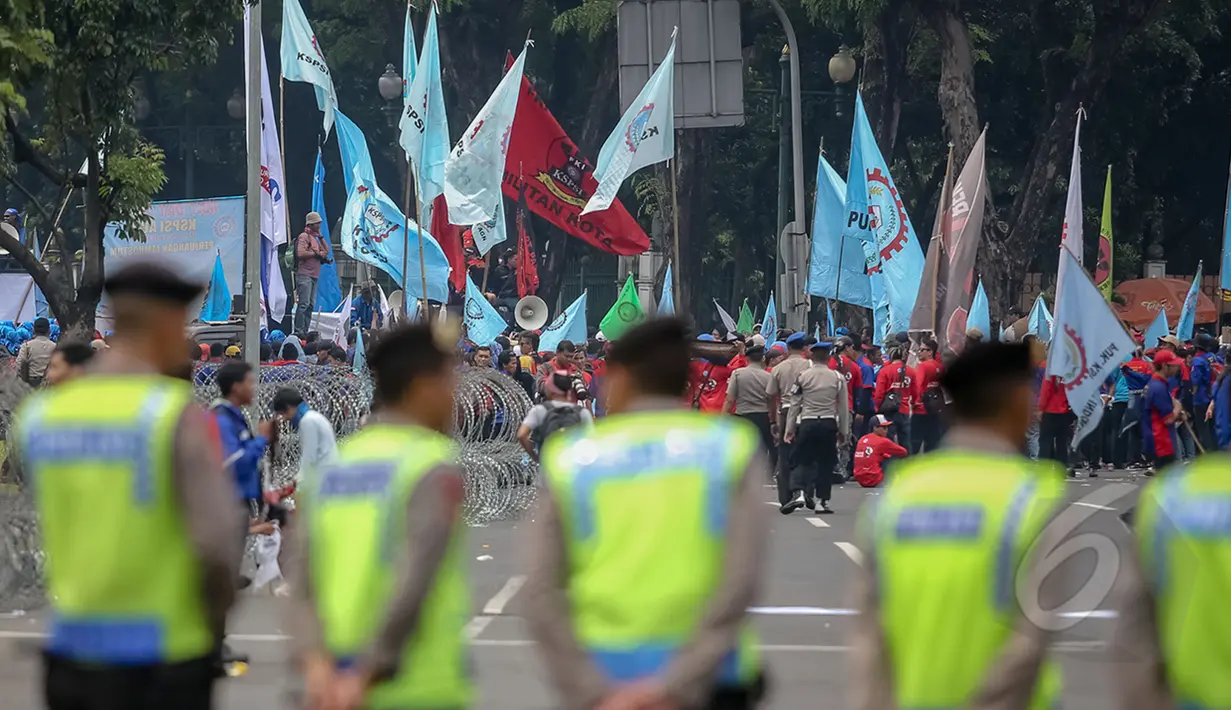 Ratusan petugas kepolisian berjaga di depan Istana Merdeka, Jakarta, Jumat (1/5/2015). Penjagaan dilakukan untuk mengantisipasi aksi buruh saat perayaan hari Buruh Internasional (May Day). (Liputan6.com/Faizal Fanani)