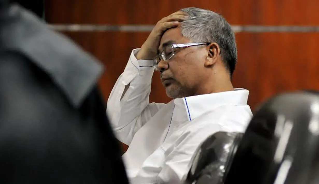 Senin (17/03/14), wajah Akil Mochtar tampak lelah saat menjalani sidang kasus dugaan suap sengketa Pilkada Gunung Mas (Liputan6.com/Johan Tallo)