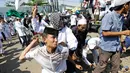 Massa saat terlibat bentrok dengan aparat kepolisian di depan Gereja Katolik Santa Clara, Bekasi, Jawa Barat (24/3). Aksi bentrokan tersebut membuat sejumlah aparat kepolisian dan pemuda Ormas Islam terluka. (AP Photo/Achmad Ibrahim)