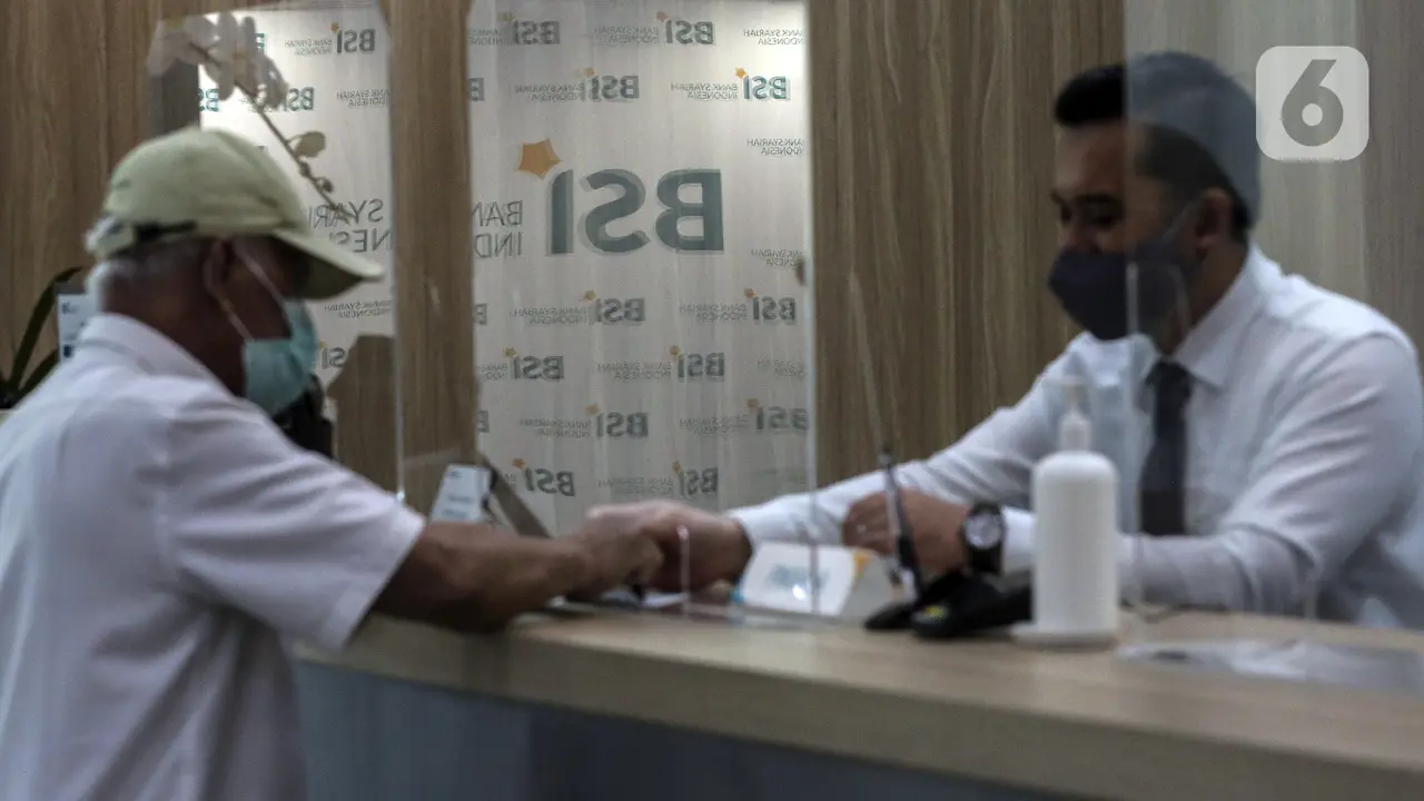 FOTO: Pelayanan Bank Syariah Indonesia Usai Diresmikan Jokowi