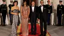 Presiden AS Barack Obama dan Ibu Negara Michelle Obama menyambut kedatangan PM Italia Matteo Renzi dan Agnese Landini di Gedung Putih, Selasa (18/10). Michelle memakai gaun warna rose-gold yang dibuat khusus oleh Atelier Versace. (REUTERS/Joshua Roberts)