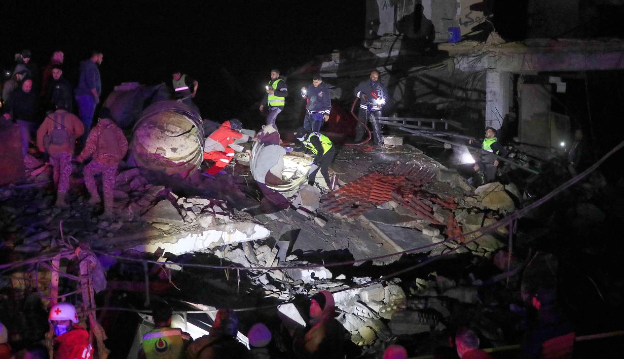 Tim penyelamat terus mencari korban di lokasi tersebut, meski belum ada laporan langsung tentang korban jiwa. Tampak dalam foto, para pekerja Pertahanan Sipil Lebanon mencari kemungkinan korban di sebuah bangunan yang hancur akibat serangan udara Israel di kota pelabuhan Sidon, Lebanon selatan, Selasa 6 Januari 2026 pagi waktu setempat. (AP Photo/Mohammed Zaatari)
