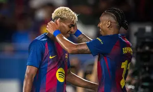 Selebrasi gol Lamine Yamal dan Raphinha&nbsp;pada laga pramusim antara Barcelona vs Como 1907 (Dok. @FCBarcelona)