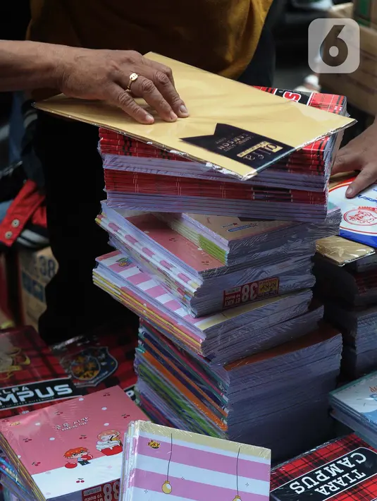 Harga-harga buku yang dijual ini juga bervariasi tergantung pada merek dan ketebalan isi buku. (merdeka.com/Imam Buhori)