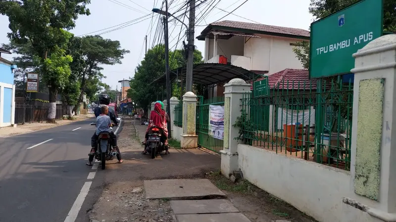 Peziarah TPU Bambu Apus, Jakarta memutar balikkan kendaraannya karena makam ditutup, Kamis (13/5/2021).