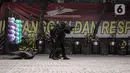 Pasukan Brimob melakukan atraksi dalam acara HUT ke-76 Brimob di Mako Brimob, Depok, Jawa Barat, Jumat (12/11/2021). Kedatangan Menteri Pertahanan Prabowo Subianto disambut dengan berbagai atraksi pasukan Brimob. (Liputan6.com/Faizal Fanani)