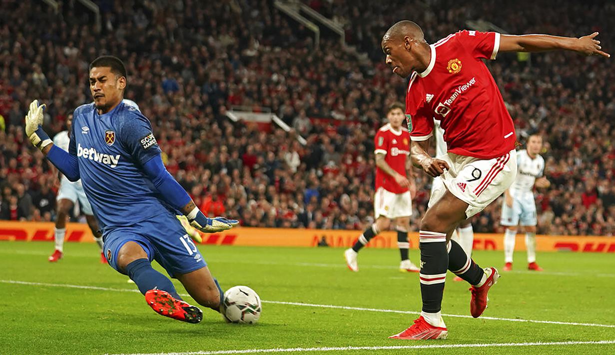 Anthony Martial. Striker asal Prancis ini kini lebih banyak meyandang status sebagai pemain cadangan. Ia kalah bersaing dengan tiga rekannya, Cristiano Ronaldo, Edinson Cavani dan Marcus Rashford. Harganya yang mencapai 35 juta euro diyakini tak menjadi masalah bagi Newcastle. (AP/Dave Thompson)