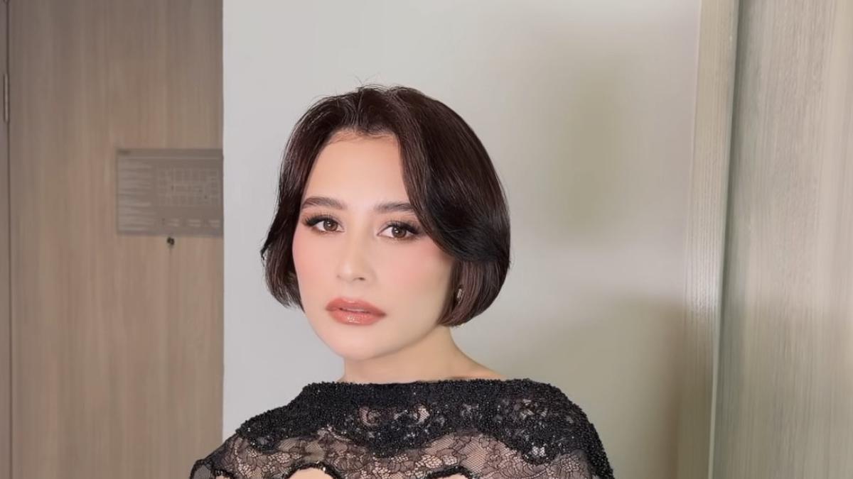 Pesona Elegan Prilly Latuconsina Dibalut Dress Korset Hitam saat Premier Film Danur: The Last Chapter