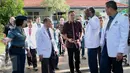 Cagub DKI Jakarta 2017 Agus Harimurti Yudhoyono berbincang dengan tim dokter saat akan menjalani tes kesehatan di RSAL Dr. Mintoharjo, Jakarta, Sabtu (24/9). Agus tiba dengan mengenakan kemeja batik dan celana hitam. (Liputan6.com/Gempur M Surya). 