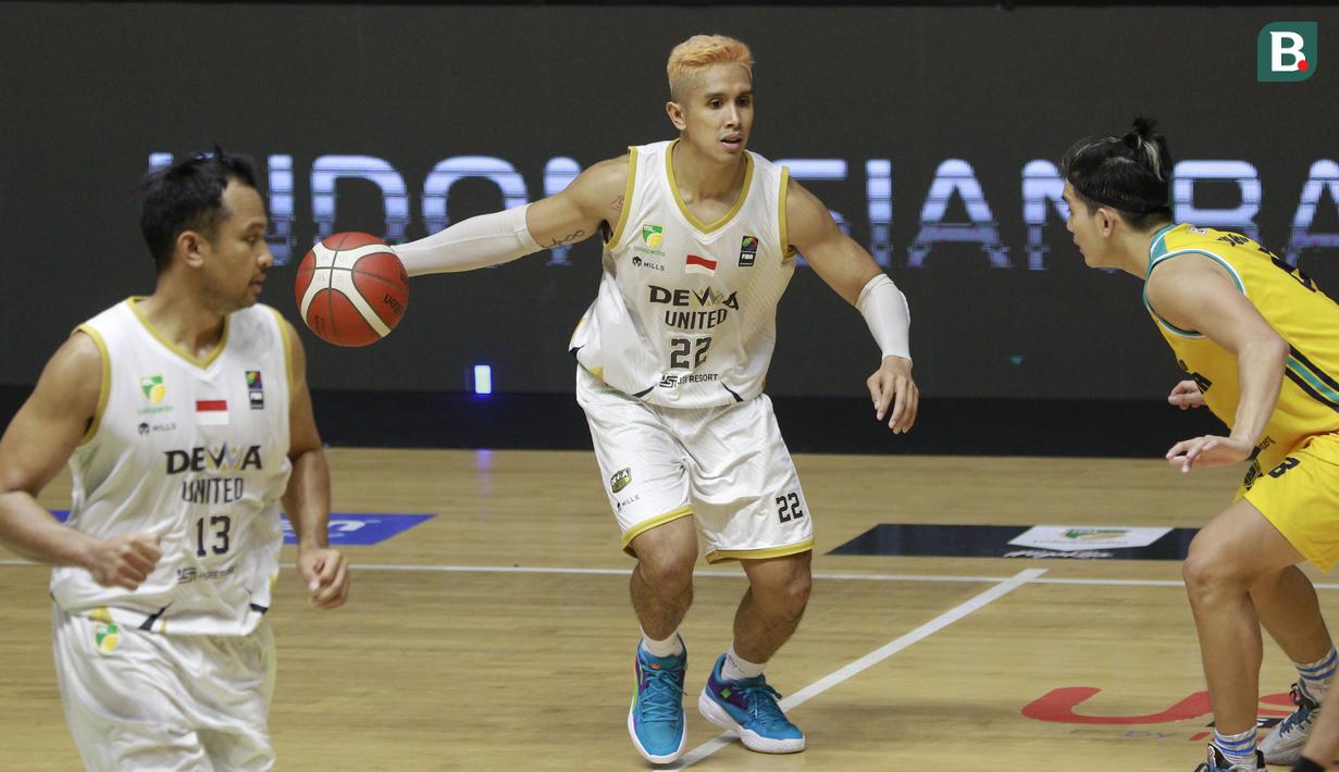 Pemain Dewa United Surabaya, Kevin Moses Poetiray (tengah) saat melawan Satya Wacana Salatiga dalam laga IBL 2022 di Hall Basket GBK, Jakarta, Selasa (18/1/2022). Dewa United menang dengan skor 66-64. (Bola.com/M Iqbal Ichsan)