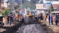 Proses pembersihan lumpur sisa pasca banjir bandar terus dilakukan dengan menggunakan alat berat (Istimewa)