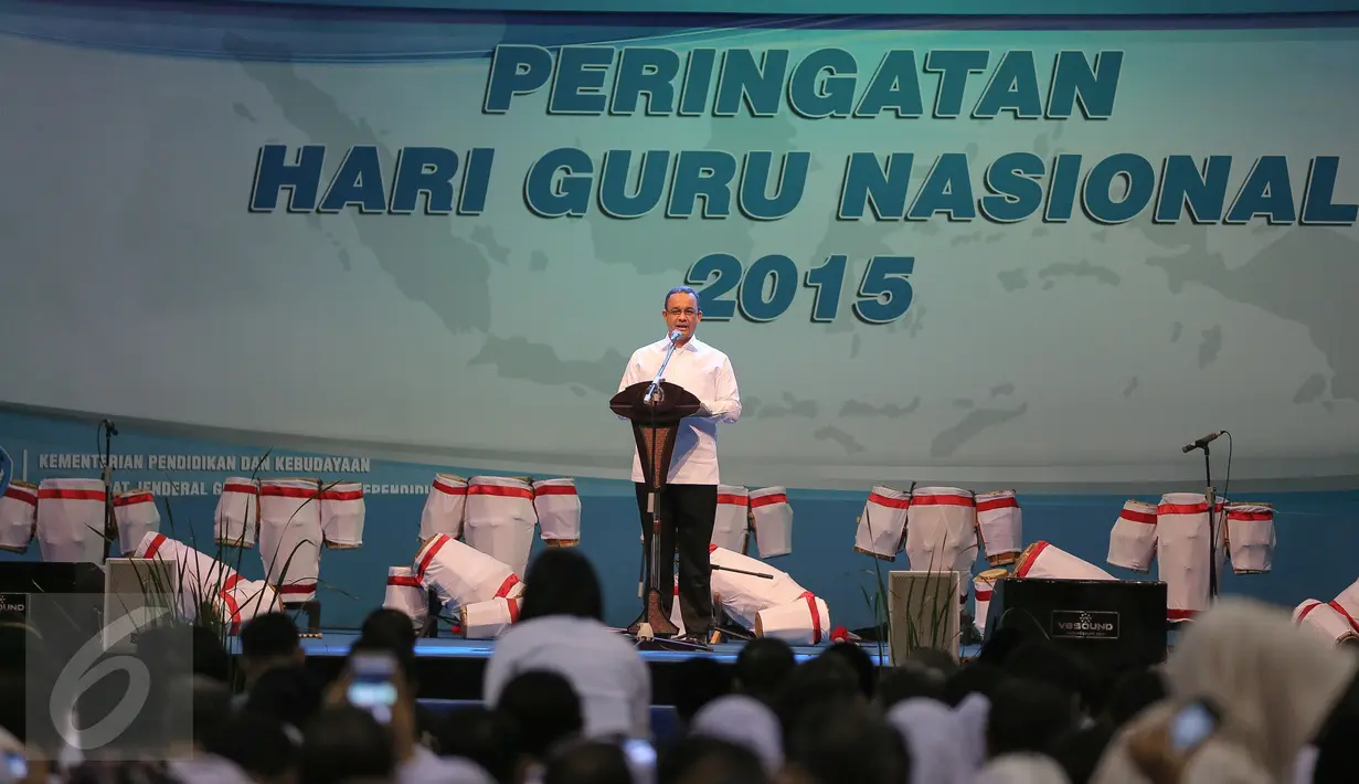 Mendikbud Anies Baswedan saat memberi kata sambutan dalam Peringatan Hari Guru Nasional 2015, Istora Senayan, Jakarta, Selasa (24/11). Peringatan hari guru tahun ini mengangkat tema 'Guru Mulia Karena Karya'. (Liputan6.com/Faizal Fanani)